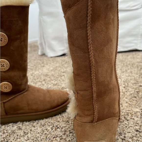 Women’s tall Uggs in chestnut size 7 . - Picture 4 of 6